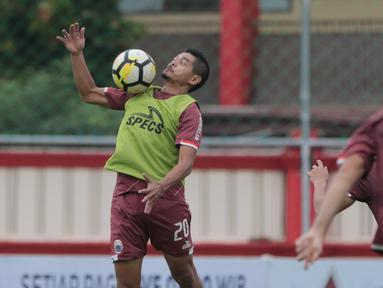 Bambang Pamungkas (kiri) mengontrol bola saat sesi latihan tim jelang laga Gojek Liga 1 bersama Bukalapak di Stadion PTIK, Jakarta, Senin (25/6/2018). Persija akan melawan Persebaya pada 26 Juni 2018. (Bola.com/Nick Hanoatubun)