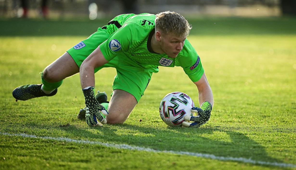Aaron Ramsdale dibawa Southgate untuk menggantikan Nick Pope yang harus absen di Euro 2020 akibat cidera. Namun, kiper utama Timnas Inggris U-21 ini belum dipercaya untuk menjalani debutnya di Timnas Inggris senior. (Foto: AFP/Pool/Jure Makovec)