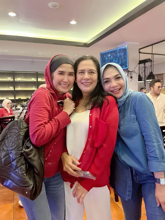 Artis-artis senior kumpul sangat meriah. Dalam acara tersebut juga sebagai perayaan tujuh artis senior yang ulang tahun di bulan Agustus. Berikut beberapa potretnya, terlihat hadir juga Rieta Amalia, Lidya Kandou dan Nicky Astria. [Instagram/rieta_amilia]