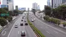 Kendaraan berlalu-lalang melintasi Jalan Tol Pancoran, Jakarta, Senin (12/9). Jalanan di Ibu Kota Jakarta tampak lengang pagi hingga menjelang siang karena warga sedang merayakan Idul Adha 1437 H. (Liputan6.com/Helmi Afandi)