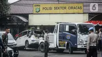 Suasana pascapenyerangan di Polsek Ciracas, Jakarta, Sabtu (29/8/2020). Polsek Ciracas  diserang oleh sejumlah orang tak dikenal pada Sabtu (29/8) dini hari. (Liputan6.com/Faizal Fanani)