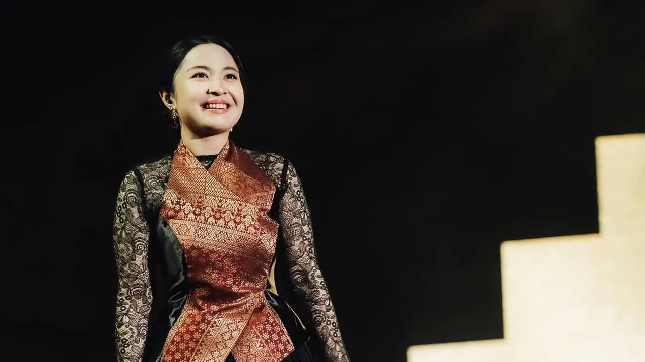 Debut di Prambanan Jazz, Bernadya Ribka Tampil Memukau dengan Kebaya Janggan Modifikasi