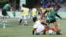 Dua orang anak berebut bola saat mengikuti MILO Football Clinic Day di Lapangan Simprug, Jakarta, Sabtu (16/12/2017). Sebanyak 500 anak mendapatkan pelatihan dasar teknik sepak bola dari pelatih berpengalaman. (Bola.com/M Iqbal Ichsan)