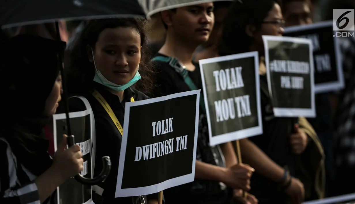 Aktivis Jaringan Solidaritas Korban untuk Keadilan (JSKK) menyuarakan tuntutan saat Aksi Kamisan ke-576 di depan Istana Merdeka, Jakarta, Kamis (28/2). Mereka menolak kembalinya militer untuk menduduki jabatan sipil. (Liputan6.com/Faizal Fanani)