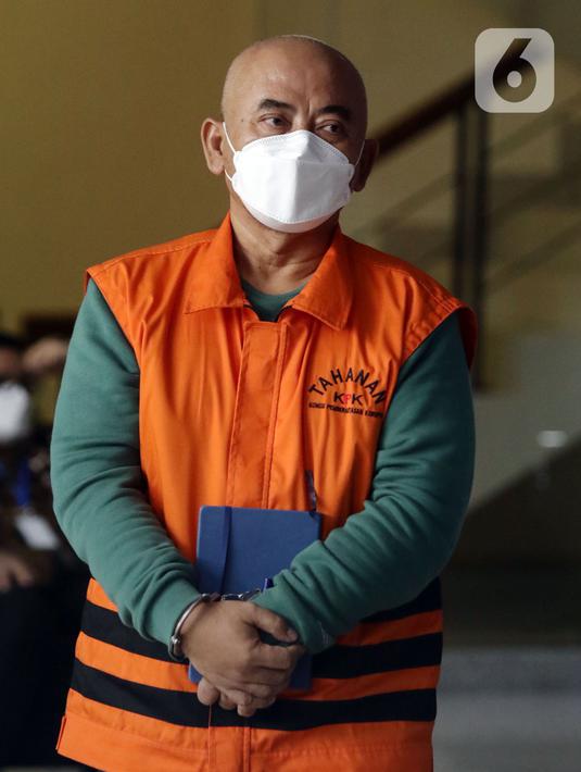 Wali Kota Bekasi nonaktif Rahmat Effendi usai menjalani pemeriksaan lanjutan di Gedung KPK, Jakarta, Kamis (17/2/2022). Rahmat Effendi diperiksa sebagai tersangka dugaan penerimaan suap pengadaan barang, jasa serta lelang jabatan di Pemkot Bekasi. (Liputan6.com/Helmi Fithriansyah)