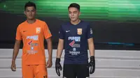 Pemain Borneo FC, Lerby Eliandry dan Nadeo Argawinata memperkenalkan jersey baru saat peluncuran Liga 1 Indonesia 2018 di Studio 5 Indosiar, Jakarta, Senin (19/3/2018). Liga 1 akan mulai digelar pada Jumat (23/3). (Bola.com/Vitalis Yogi Trisna)