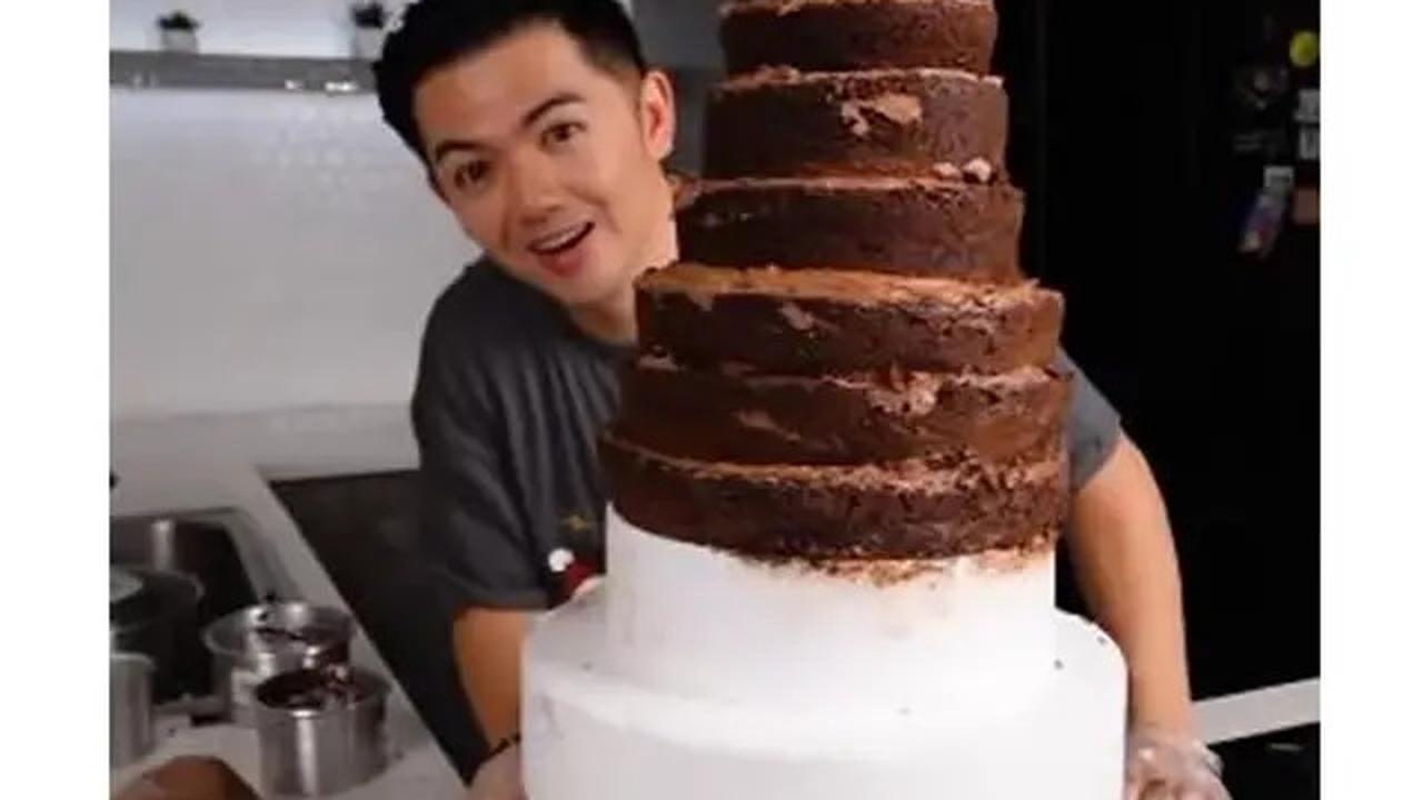6 Potret Nicky Tirta Bikin Kue Pohon Natal Ukuran Besar, Memukau Sayang Dimakan