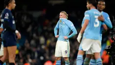 Pemain Manchester City, Erling Haaland (tengah) berdiri di lapangan setelah pertandingan sepak bola Liga Premier Inggris melawan Chelsea di Stadion Etihad, Manchester, Inggris, Sabtu 17 Februari 2024. (AP Photo/Dave Thompson)