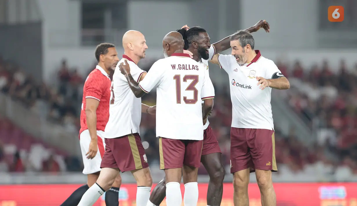 Emmanuel Adebayor melakukan selebrasi setelah mencetak gol penyama kedudukan bagi North London Legends pada menit ke-10 saat menghadapi United Legends dalam laga ekshibisi Champions Impact in Jakarta: The Rivalry Returns di Stadion Utama Gelora Bung Karno, Jakarta, Sabtu (10/10/2026). (KLY/Budy Santoso)