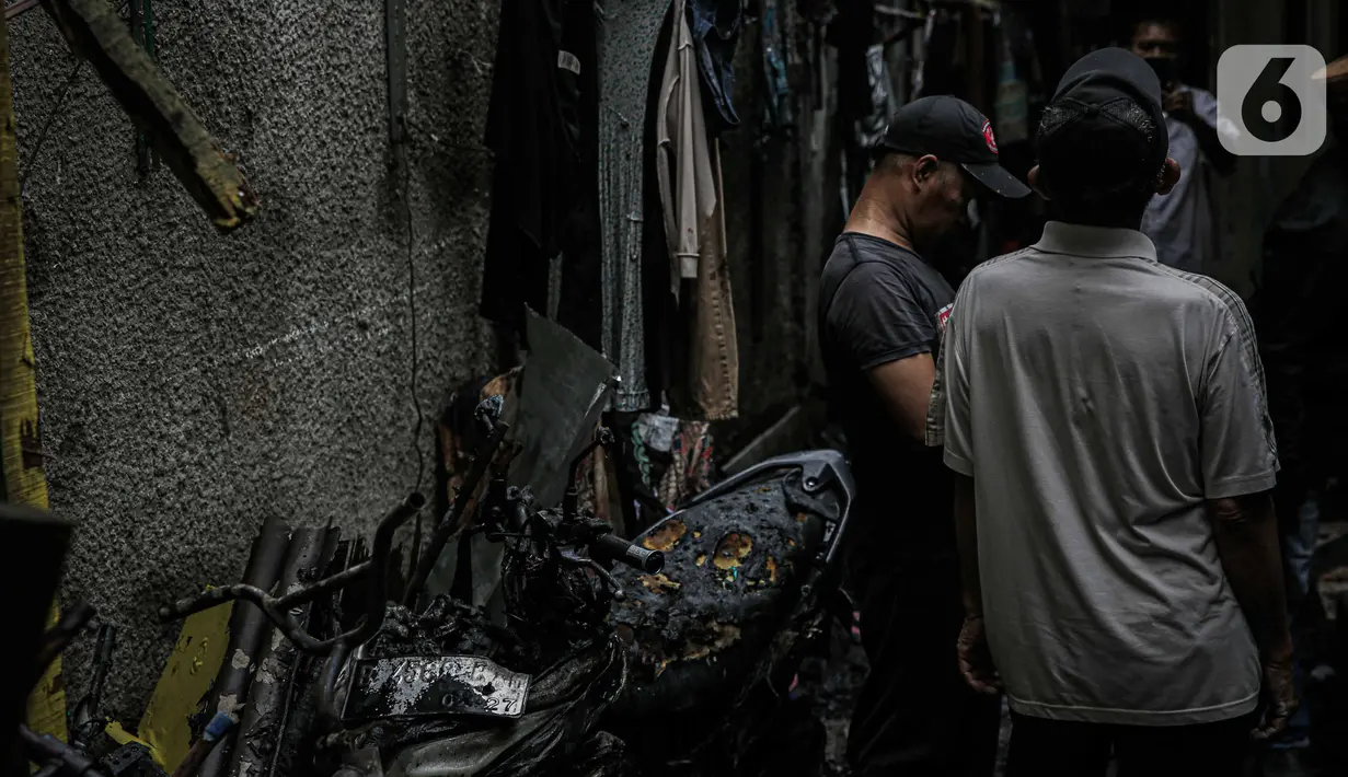 Pihak Suku Dinas Penanggulangan Kebakaran dan Penyelamatan (Gulkarmat) Jakarta Barat menerima informasi kebakaran dari warga sekitar pukul 19.23 WIB. (Liputan6.com/Faizal Fanani)
