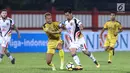 Kapten tim Bhayangkara FC, Jajang Mulyanamenahan pemain Mitra Kukar, M Bahtiar pada lanjutan Go-Jek Liga 1 Indonesia 2018 bersama Bukalapak di Stadion PTIK Jakarta, Kamis (17/5). Babak pertama Bhayangkara FC unggul 1-0. (Liputan6.com/Helmi Fithriansyah)