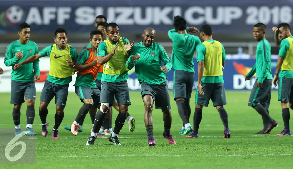 Pemain Timnas Indonesia melakukan adu body saat latihan resmi final pertama Piala AFF 2016 di Stadion Pakansari, Bogor, Selasa (13/12). Indonesia akan menjamu Thailand di final leg pertama Piala AFF 2016, Rabu (14/12). (Liputan6.com/Helmi Fithriansyah)