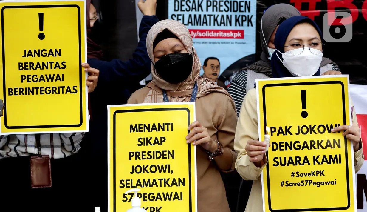Aktivis melakukan teatrikal aksi damai kantor darurat pemberantasan korupsi di depan Gedung Anti Corruption Learning Center (ACLC), Jakarta, Selasa (28/9/2021). Dalam aksinya, mereka menyuarakan keprihatinan atas kondisi KPK saat ini dan pemecatan 57 pegawai KPK. (Liputan6.com/Helmi Fithriansyah)