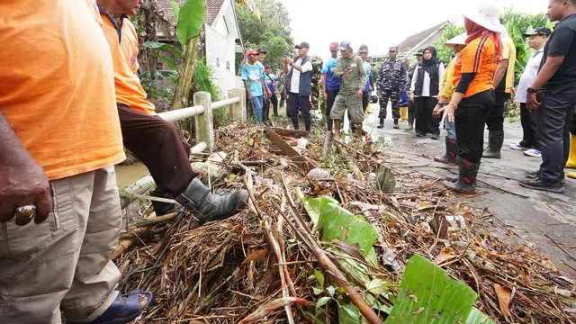 Bupati Banyuwangi Ipuk Fiestiandani Tinjau lokasi banjir di Kecamatan Pesanggaran Banyuwangi ( Istimewa)
