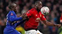 Gelandang Chelsea,N'Golo Kante berebut bola dengan striker Manchester United, Romelu Lukaku pada laga putaran kelima Piala FA di Stamford Bridge, Senin (18/2). Manchester United lolos ke perempat final usai mengalahkan Chelsea 2-0. (Adrian DENNIS/AFP)