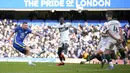 Peluang Chelsea berikutnya terjadi pada menit ke-37. Tembakan keras Mateo Kovacic dari luar kotak penalti hanya membentur tiang gawang. (AP/Matt Dunham)