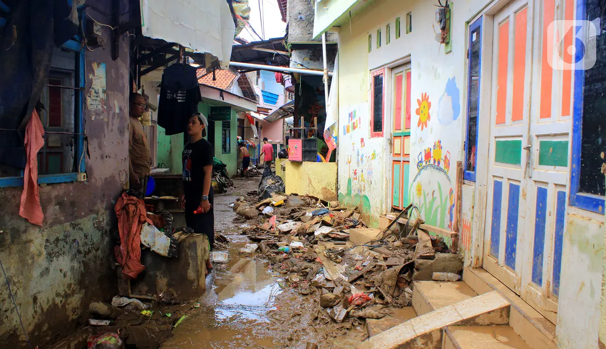 Kondisi setelah banjir melanda Kampung Melayu, Jakarta, Jumat (3/1/2020). Banjir yang melanda Kampung Melayu menyisakan sisa sampah dan lumpur. (merdeka.com/Magang/Muhammad Fayyadh)