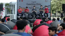 Legenda Timnas Indonesia Evan Dimas (kiri), pemain Timnas Indonesia U-17 Muhammad Mierza (kedua kiri), Direktur Akademi Nagoya Grampus Naoshi Nakamura (tengah), dan Pelatih Kepala Akademi Nagoya Grampus Norihiko Imai saat sesi talk show dalam acara coaching clinic bersama Nagoya Grampus di Garuda Store, GBK, Senayan Jakarta, Jumat (26/06/2025) pagi WIB. (Bola.com/Bagaskara Lazuardi)