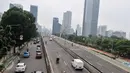 Pengendara motor melintas di JLNT Tanah Abang-Kampung Melayu di Jalan Casablanca, Jakarta, Kamis (23/4).  Kepolisian telah mengingatkan pengendara untuk tidak memaksakan menggunakan jalur berbahaya seperti jalan layang. (Liputan6.com/Yoppy Renato)