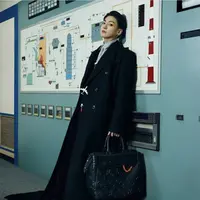 Sedangkan anggota termuda BTS, Jungkook mengenakan pakaian serba hitam, dengan inner kemeja bergaris dan dasi. Dan aksesori kalung LV menyerupai penghapus (Louis Vuitton)