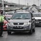 Petugas kepolisian memberhentikan mobil yang melanggar aturan ganjil genap di Jalan MT Haryono, Jakarta, Kamis (28/10/2021). Para pelanggar sistem ganjil genap dikenakan sanksi tilang berupa denda maksimal Rp500 ribu. (merdeka.com/Iqbal S Nugroho)