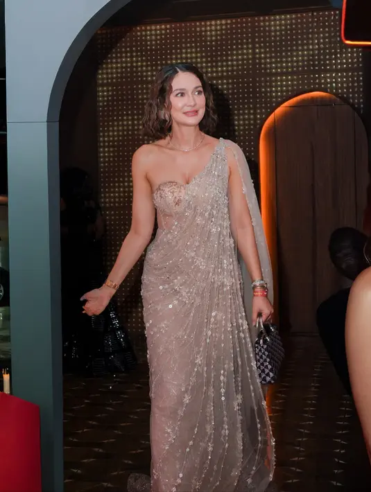 Istri Maxime Bouttier itu kenakan tube dress semi transparan rancangan Maison Baaz Couture [@lunamaya]