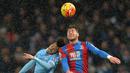Pemain Manchester City, David Silva (kiri) berduel dengan pemain Crystal Palace,  Joel Ward pada lanjutan liga premier Inggris di Stadion Etihad, Manchester, Sabtu (16/1/2016). (AFP Photo/Paul Ellis)