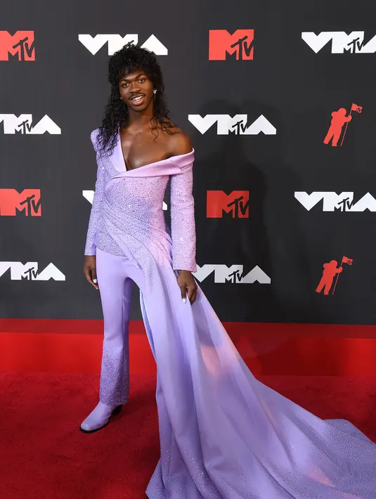 Salah satunya Lil Nas X. Rapper ini sukses mencuri atensi publik karena tampil dalam balutan dress bersiluet androgini dengan memadukan celana dan ekor dress panjang yang menjuntai. Lilac-dress menjadi pilihan sang rapper dengan detail pada bagian bahu yang sangat statement. (dok/TPGimages).