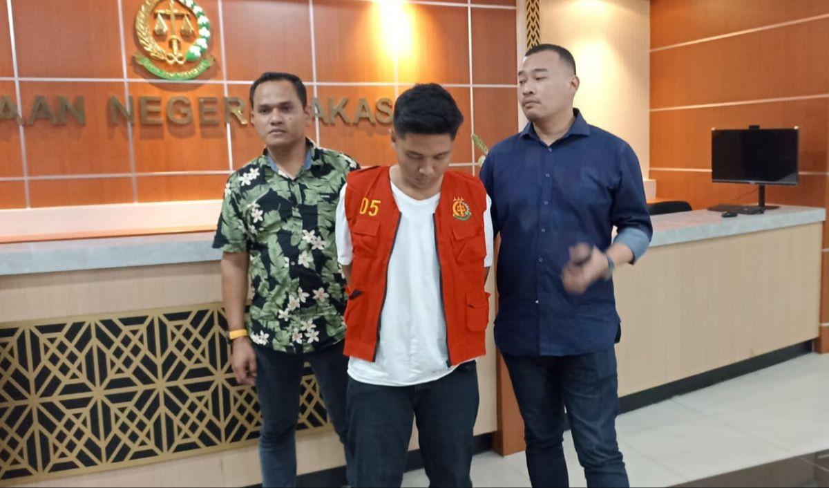 Menyadari terdakwa tidak kunjung kembali menjalani sidang, para petugas kemudian melakukan pencarian, namun tidak ditemukan.&nbsp;