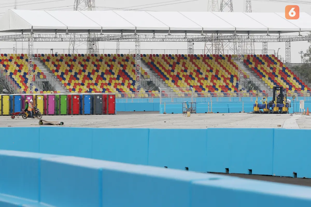 Foto: Melihat Kesibukan Pekerja Jelang Balapan Formula E di Jakarta