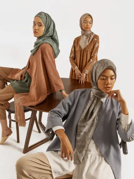 Brand Fashion Muslim KAMI. Luncurkan 12 Warna Spesial Monogram Scarf Sebagai Peringatan 12 Tahun Berkarya