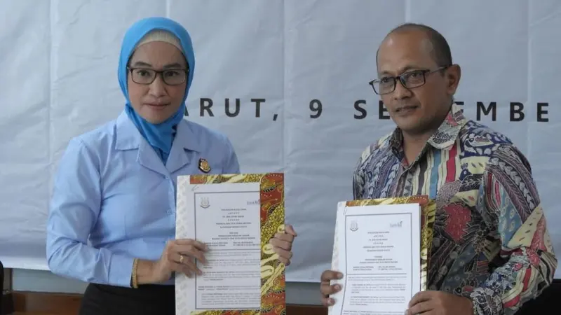 Direktur Utama (Dirut) PT BPR Intan Jabar atau bank BIJ Garut Dani Hadian dan Kajari Garut Neva Sari Susanti menunjukan dokumen MoU pendampingan hukum bagi Bank BIJ Garut, Jawa Barat.