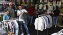 Beberapa orang tua melihat produk pakaian yang ditawakan dalam JakCloth Lebaran 2019 di Istora Senayan, Jakarta, Kamis (30/5/2019). Beragam mode dan produk pakaian khas anak muda ditawarkan di ajang yang berlangsung hingga 1 Juni mendatang. (Liputan6.com/Helmi Fithriansyah)