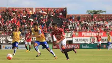 Bek kanan Barito Putera, Nazar Nurzaidin adu cepat dengan pemain sayap Bali United FC, Miftahul Hamdi dalam laga yang berakhir 2-1 di Stadion Kapten I Wayan Dipta, Gianyar, Sabtu (18/2/2017). (Bola.com/Muhammad Qomarudin)