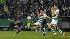 Penyerang Manchester City Raheem Sterling mencetak gol kelima timnya ke gawang Sporting Lisbon pada leg pertama 16 besar Liga Champions 2021/2022 di Estadio Jose Alvalade, Rabu (16/2/2022) dini hari WIB. Manchester City mampu mengalahkan tuan rumah Sporting CP 5-0. (AP Photo/Armando Franca)