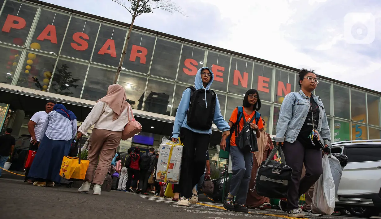Berdasar data dari PT KAI, hingga Sabtu siang (4/1/2025), sebanyak 40.174 penumpang Kereta APi Jarak Jauh (KAJJ) tiba di stasiun-stasiun wilayah Daop 1 Jakarta. (Liputan6.com/Angga Yuniar)