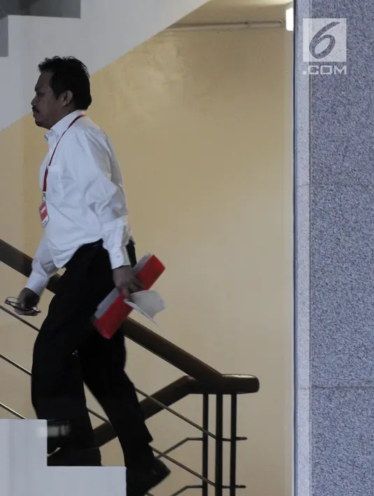 Kepala Divisi Batubara PLN Harlen menaiki tangga bersiap menjalani pemeriksaan di gedung KPK, Jakarta, Kamis (16/8). Harlen diperiksa terkait kasus menerima suap Rp 4,8 miliar proyek pembangunan PLTU Riau-1. (Merdeka.com/Dwi Narwoko)