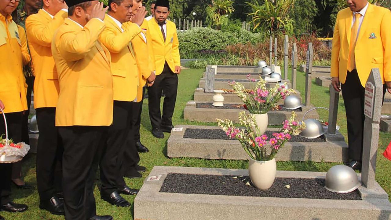 FOTO: Bahlil Lahadalia Pimpin Ziarah TMP Kalibata di HUT ke-61 Partai Golkar