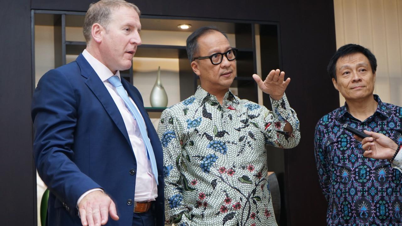 Menteri Perindustrian Agus Gumiwang Kartasasmita (tengah) berbincang dengan CEO Dunlop Aircraft Tyres Gordon Roper (kiri) serta CEO PT Rubberman Indonesia Harianto (kanan) di Jakarta