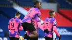 Para pemain Paris Saint-Germain merayakan gol pertama yang dibuat gelandang Julian Draxler (tengah) ke gawang OGC Nice dalam laga lanjutan Liga Prancis 2020/21 pekan ke-25 di Parc des Princes Stadium, Paris, Sabtu (13/2/2021). Paris Saint-Germain menang 2-1 atas Nice. (AFP/Franck Fife)