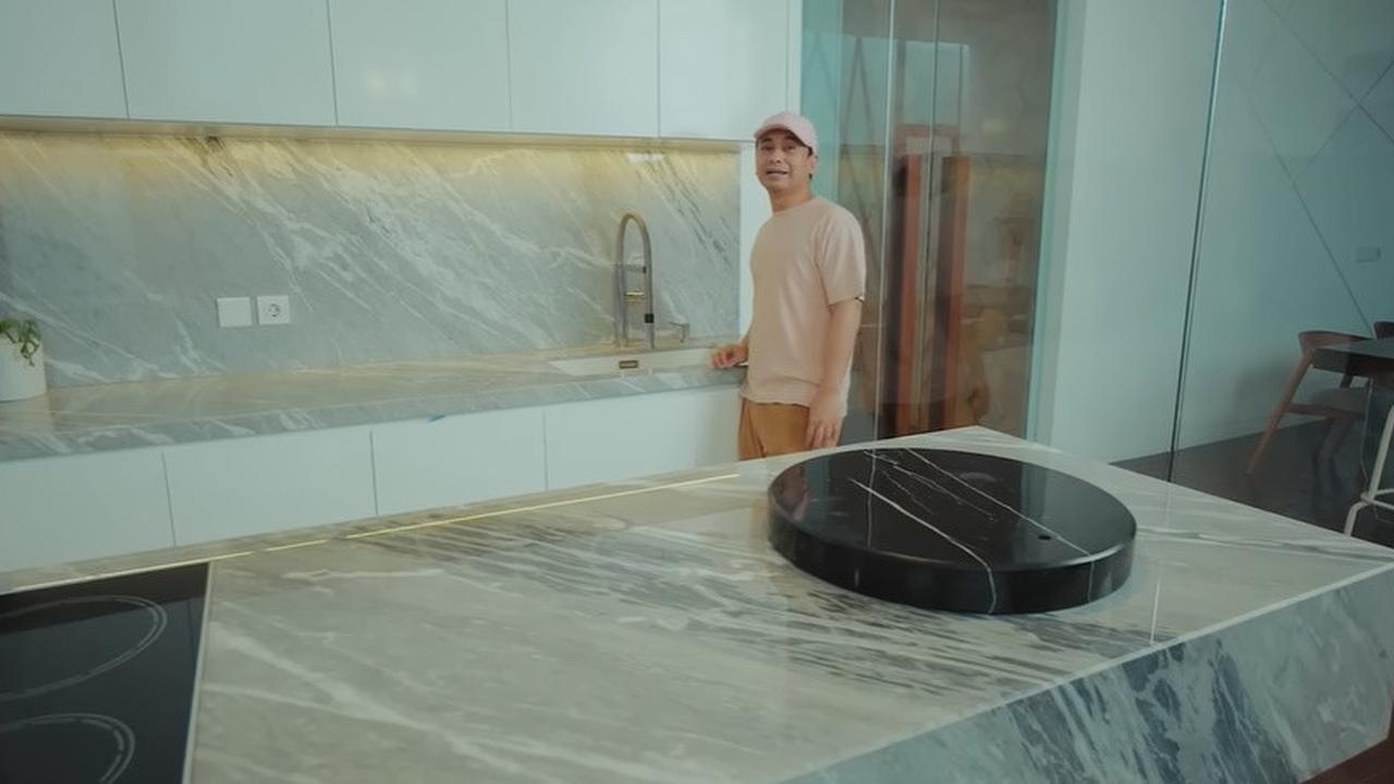 9 Potret Dapur Raditya Dika yang Elegan, Kitchen Island Full Marmer - Ada Tatakan Unik
