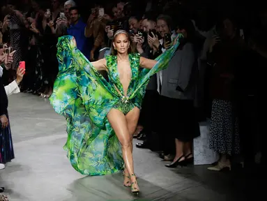Bintang pop dan aktris Jennifer Lopez berjalan di catwalk menutup peragaan busana Versace untuk Spring/Summer Collection 2020 pada Milan Fashion Week 2019, Jumat (20/9/2019). Jennifer Lopez mengenakan versi baru gaun hijau ikonis yang pernah ia gunakan di Grammy Awards 20 tahun lalu. (AP/Luca Bruno)