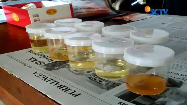 Petugas gabungan lakukan pemeriksaan urin terhadap sopir angkutan mudik di Banyumas, dua orang dilarang mengemudikan kendaraan karena kedapatan mengonsumsi obat-obatan.