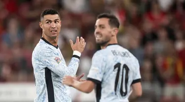 Ekspresi penyerang Portugal, Cristiano Ronaldo (kiri) dan Bernardo Silva saat pertandingan UEFA Nations League grup A melawan Kroasia di stadion Luz, Lisbon pada 5 September 2024. (Patricia DE MELO MOREIRA/AFP)