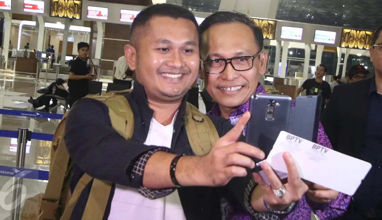 Dirut Garuda Indonesia, Arif Wibowo selfie bersama calon penumpang Garuda Indonesia pada penerbangan perdana di Terminal 3 Bandara Soekarno Hatta, Tangerang, Selasa (9/8). (Liputan6.com/Immanuel Antonius). 