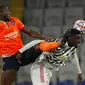 Pemain Istanbul Basaksehir Demba Ba (kiri) berebut bola dengan pemain Manchester United Axel Tuanzebe pada pertandingan pada pertandingan Grup H Liga Champions di Stadion Fatih Terim, Istanbul, Turki, Rabu (4/11/2020). Istanbul Basaksehir menang 2-1. (AP Photo)