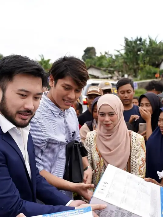 Bersama Rudy Salim, Lesty dan Rizky Billar pun memberikan bantuan secara simbolik dengan perwakilan korban bencana gempa Cianjur di lokasi. Banyak dari para pengungsi pun berkumpul untuk melihat pasangan selebriti yang beberapa waktu lalu sempat viral perihal rumah tangganya. (Liputan6.com/IG/@_rudysalim)
