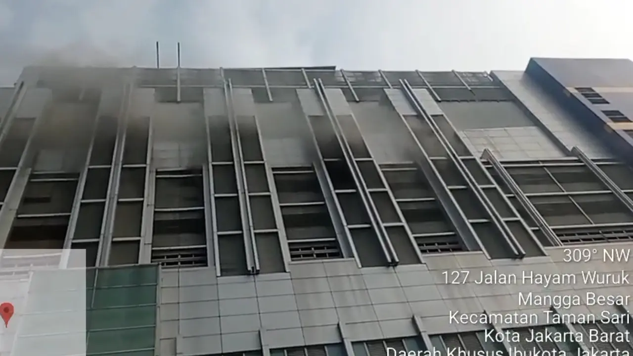 Panel listrik di Gedung Lindeteves Trade Center (LTC) Glodok di Jl. Hayam Wuruk, Mangga Besar, Tamansari, Jakarta Barat terbakar pada Minggu (25/9/2022) pagi.
