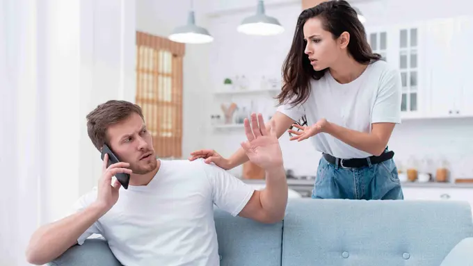 Ilustrasi pasangan yang sedang berdebat