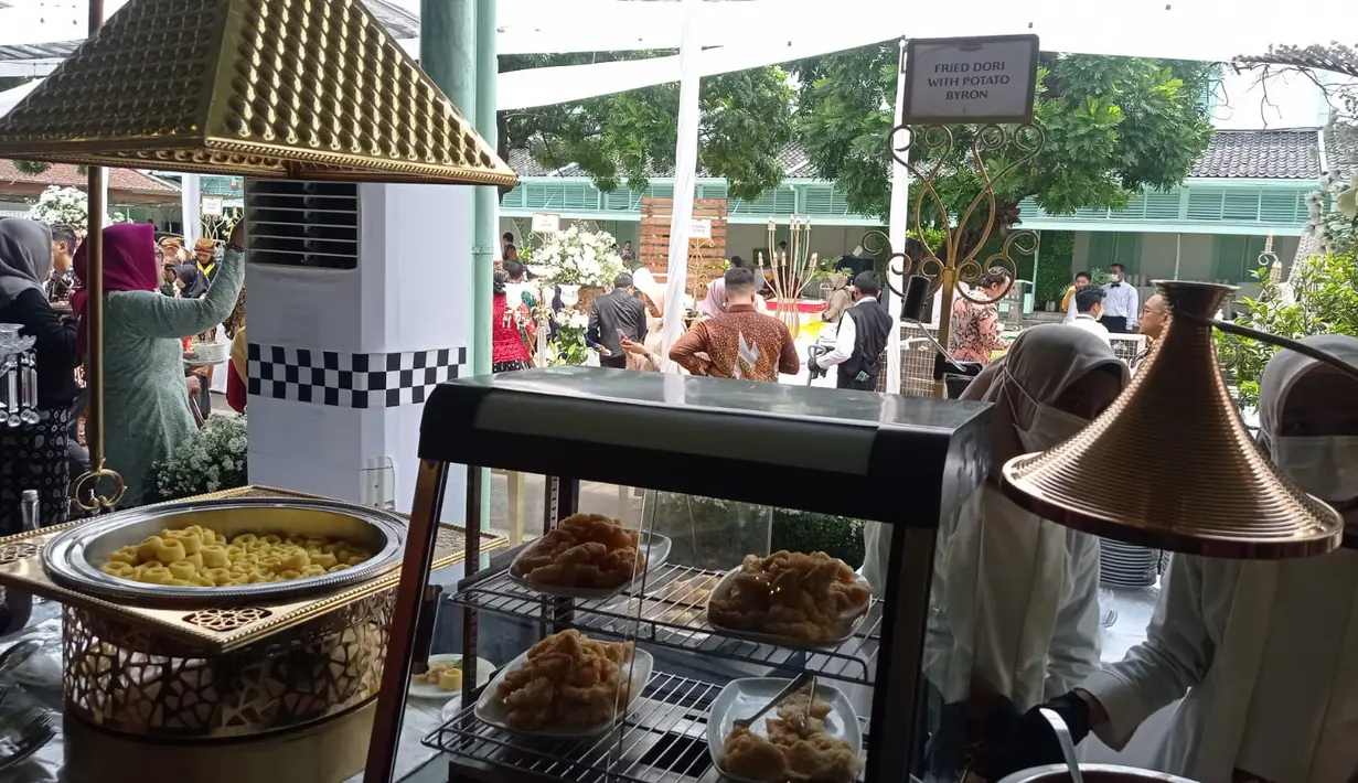 Ada sekitar 24 pilihan menu yang disajikan mulai dari menu khas Solo hingga internasional, seperti Jepang. [credit : merdeka.com/Ramadian Fadilah].